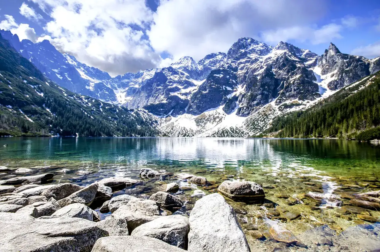 Morskie Oko, uchodzące za najpiękniejsze g&oacute;ry w Polsce, z krystalicznie czystą wodą i ośnieżonymi szczytami Tatr.
