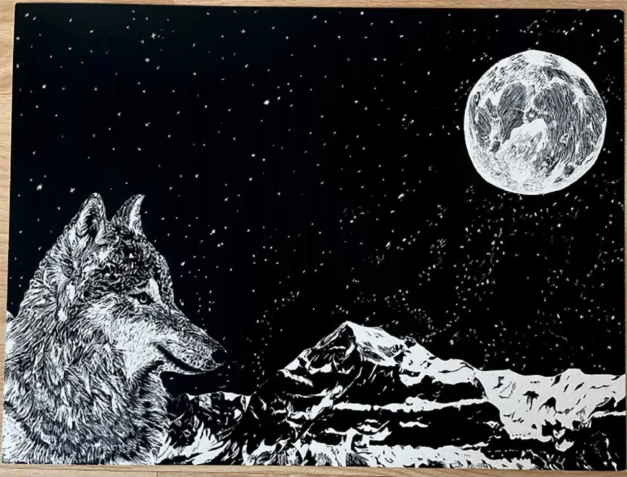 Un loup regarde la lune pleine au-dessus des montagnes enneig&eacute;es. Un **mod&egrave;le dessin &agrave; gratter facile** pour un paysage nocturne saisissant.