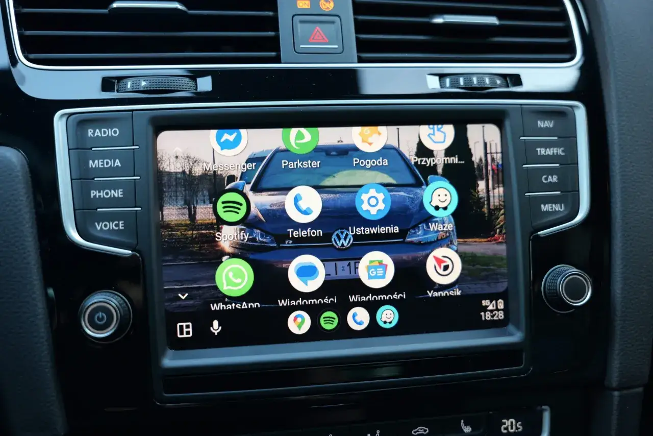 Ekran samochodu z ikonami aplikacji, w tym Waze, sugeruje problem z GPS.