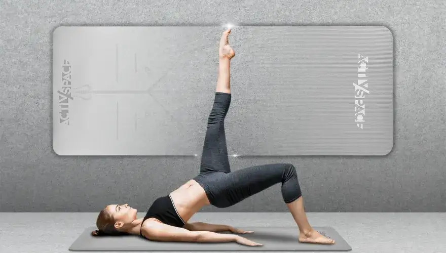 osoby ćwiczące jogę pilates fitness na matach o różnej grubości
