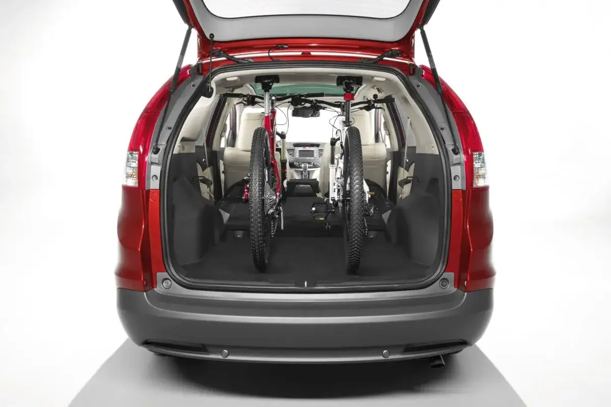 Honda CR-V 2.0 benzyna gotowa na przygodę, z dwoma rowerami w bagażniku.