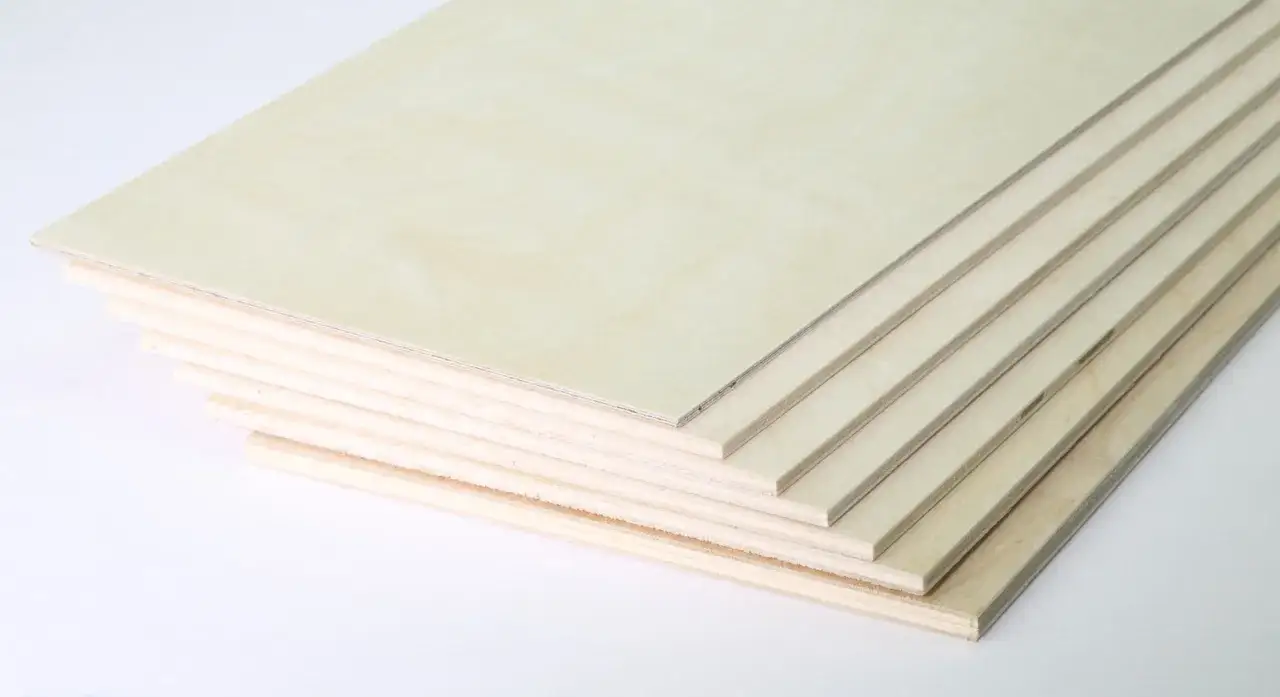 Stapel von d&uuml;nnen Platten aus hellem **Birkensperrholz** liegen &uuml;bereinander.