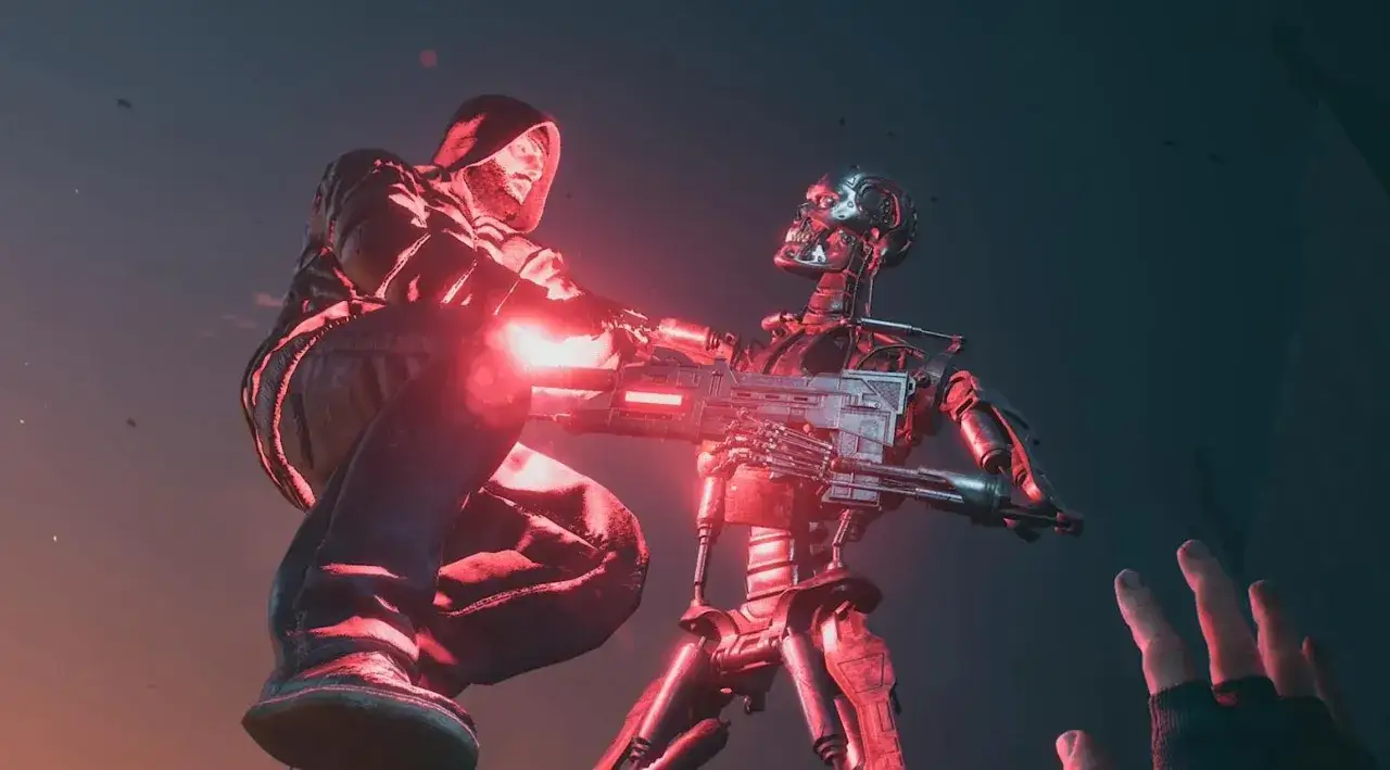 Człowiek w kapturze walczy z T-800, który celuje bronią. To scena z gry Terminator Resistance.