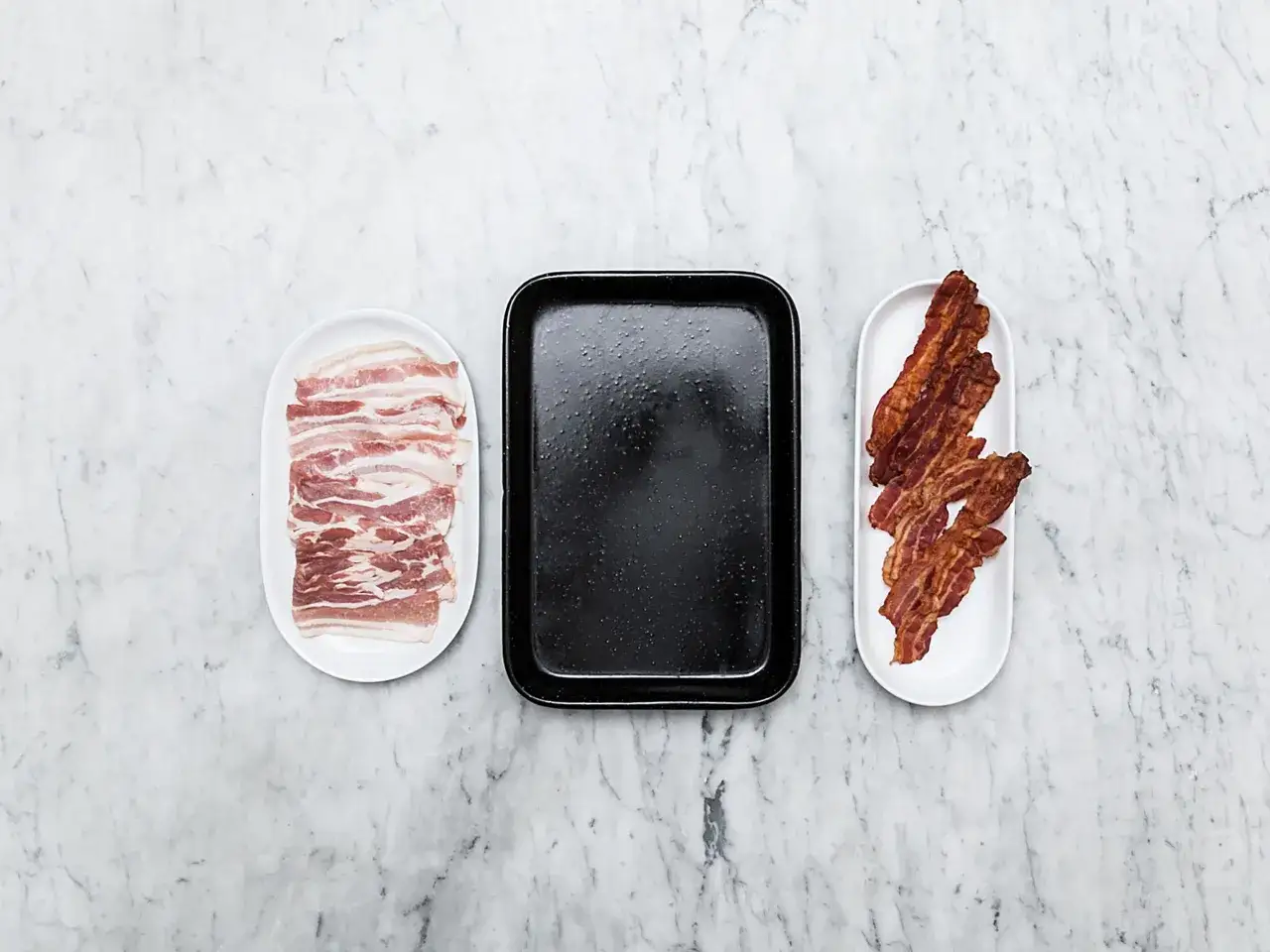 Rohes und gebackenes Bacon auf Tellern neben einer Backform. Perfekt f&uuml;r den Bacon im Backofen.