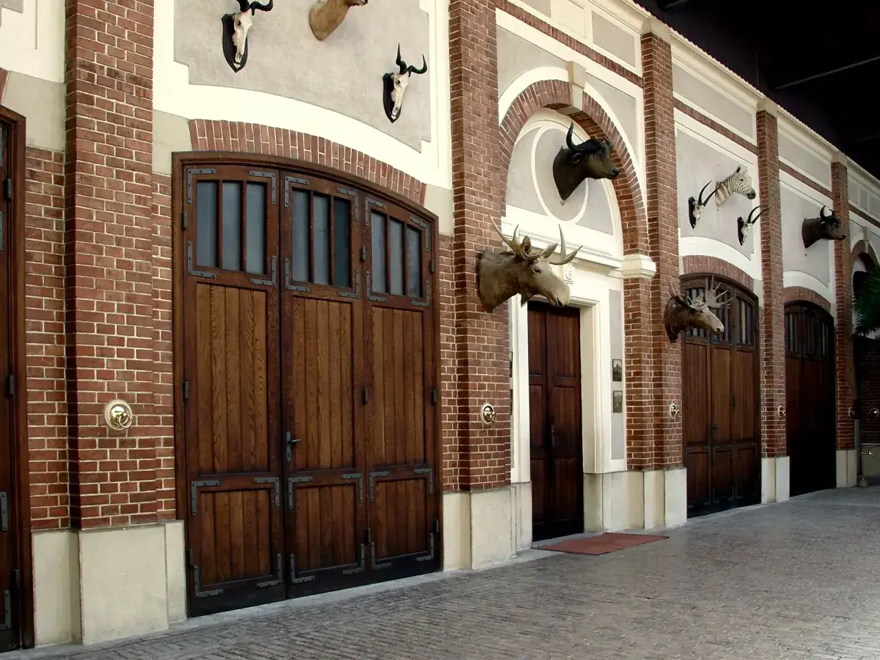 Miasto z muzeum powozów, gdzie głowy zwierząt zdobią fasadę.