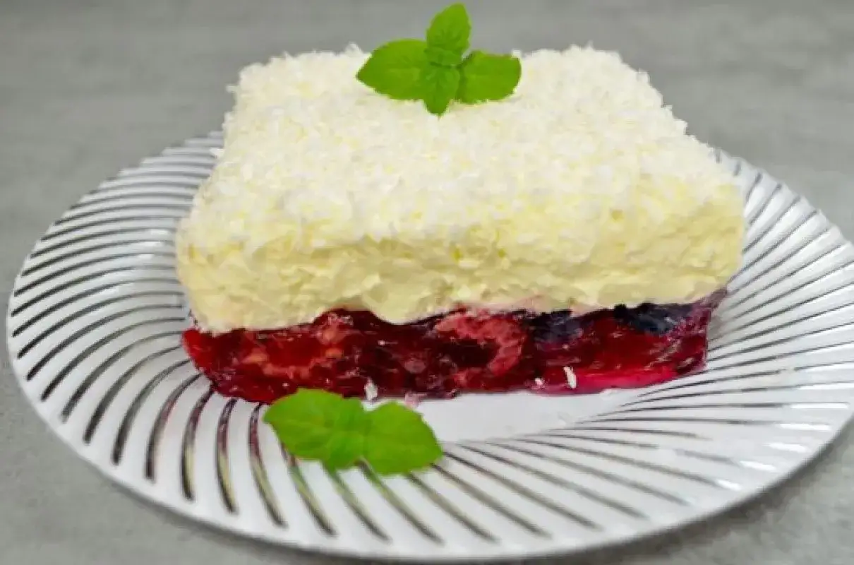 Proste ciasto z serkiem mascarpone i galaretką owocową, posypane wiórkami kokosowymi.