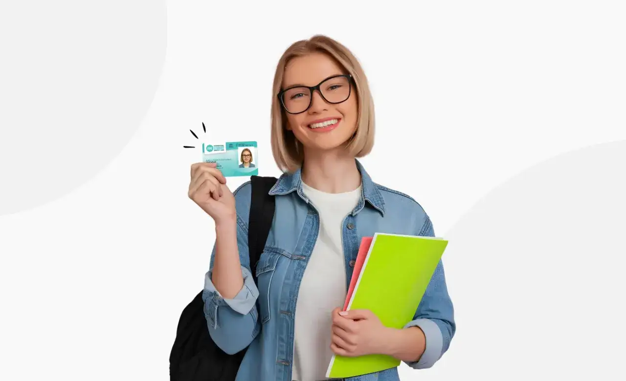 Uśmiechnięta studentka z okularami trzyma legitymację **ISIC** i zeszyty.