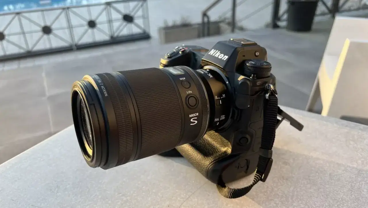 La Nikon Z90 con obiettivo Nikkor Z MC 105mm, pronta per catturare momenti speciali.