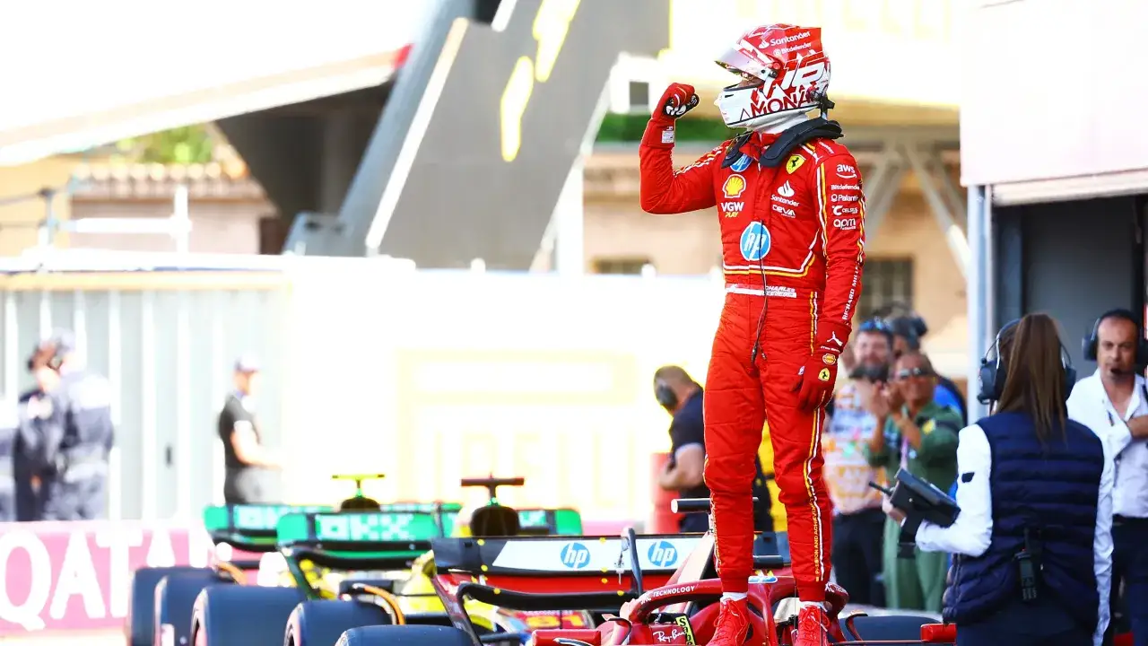 Piloto de Ferrari celebra en la f1 clasificaci&oacute;n M&oacute;naco.