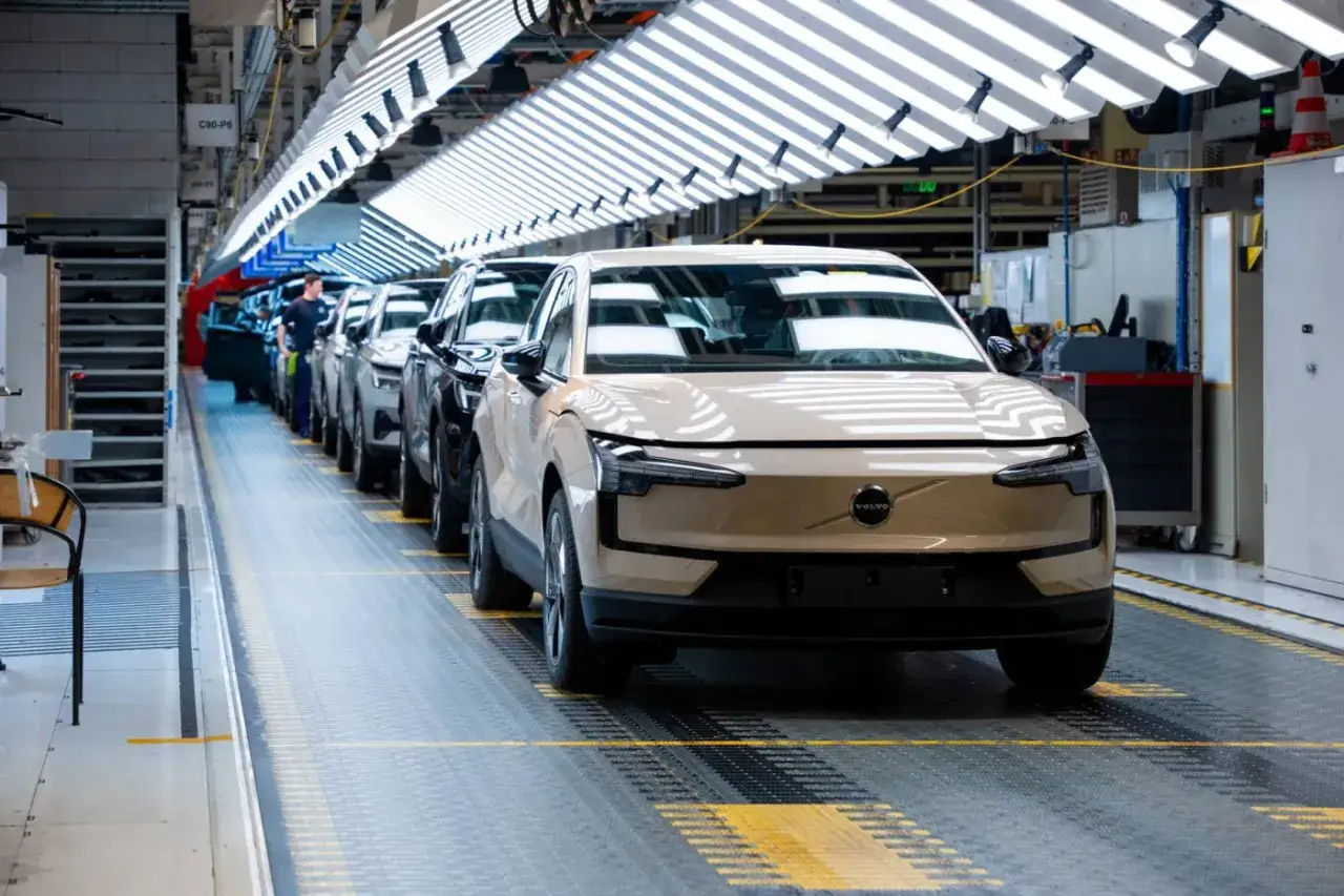Linia produkcyjna Volvo, gdzie powstają nowe samochody. Zobacz, skąd jest Volvo i jak powstaje.