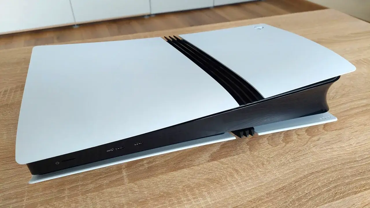 Konsola PlayStation 5 Pro na drewnianym blacie. Czekasz na ps5 pro specyfikacja?