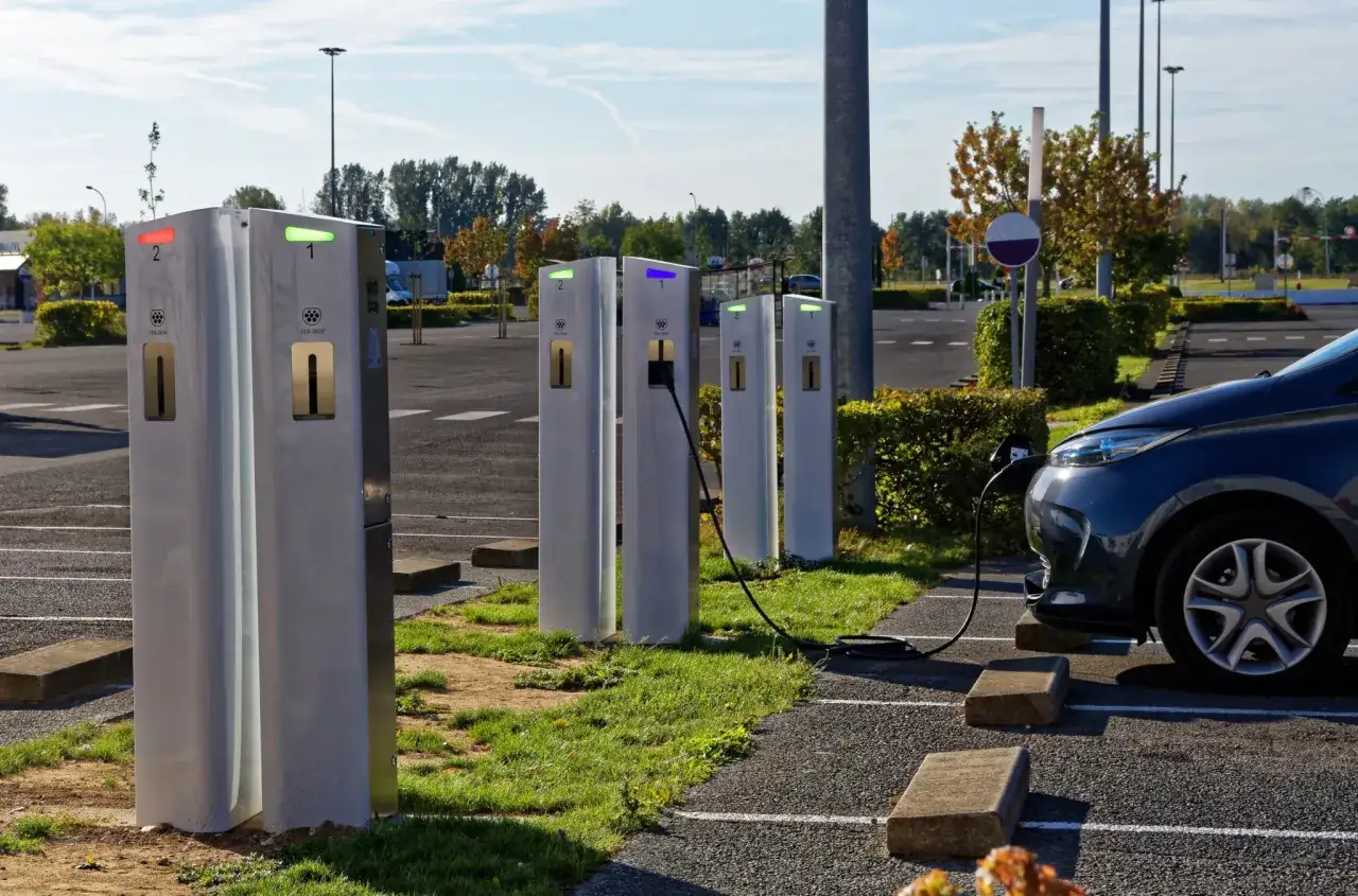 Bornes de recharge pour voitures &eacute;lectriques en ext&eacute;rieur, une solution pour comment recharger une voiture &eacute;lectrique sans garage.