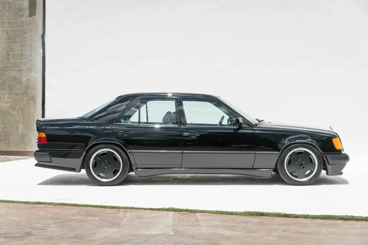 Svart Mercedes 190E 2.3-16, en riktig 