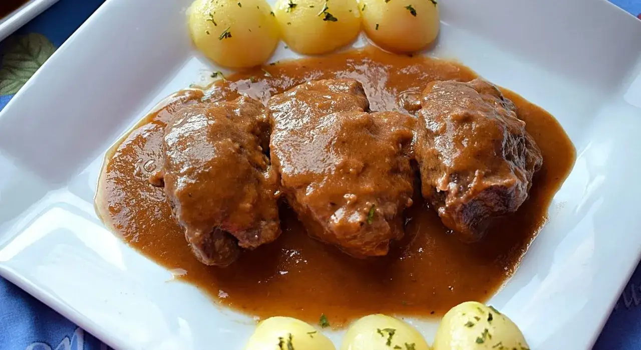 Carrilleras al vino tinto, tiernas y jugosas, ba&ntilde;adas en una rica salsa, acompa&ntilde;adas de patatas cocidas.