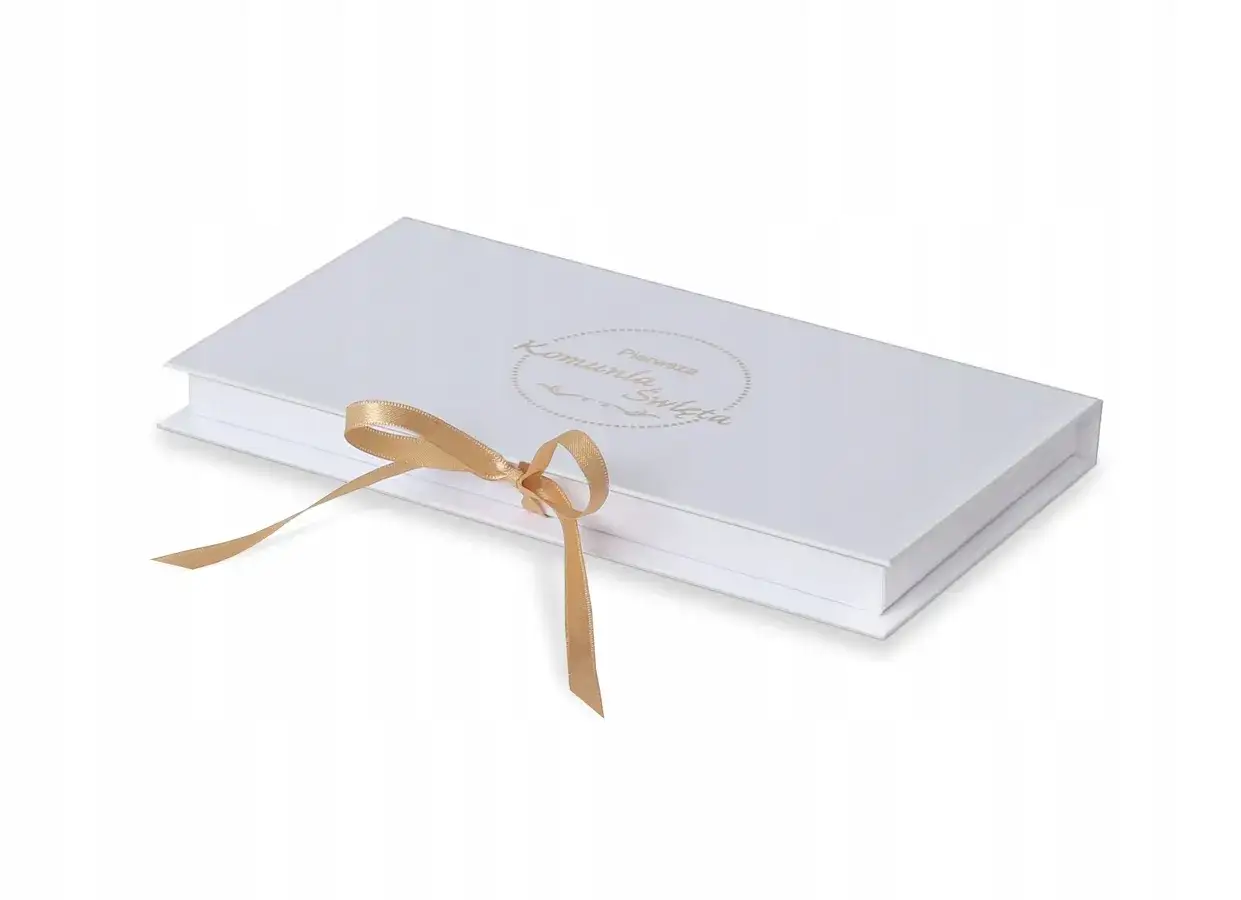 Eleganckie białe pudełko z złotą wstążką, idealne, by dowiedzieć się, jak zapakować voucher na prezent.