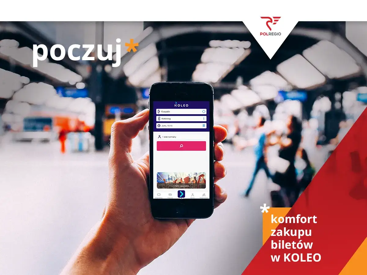 Dłoń trzyma smartfon z aplikacją KOLEO, gdzie można sprawdzić, czy mozna kupic bilet tygodniowy PKP.