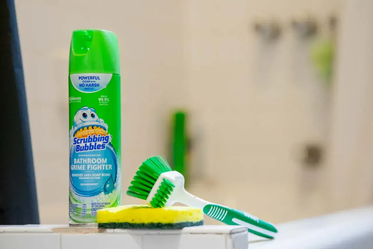 Produits pour nettoyer joint salle de bain : spray Scrubbing Bubbles, brosse et éponge.