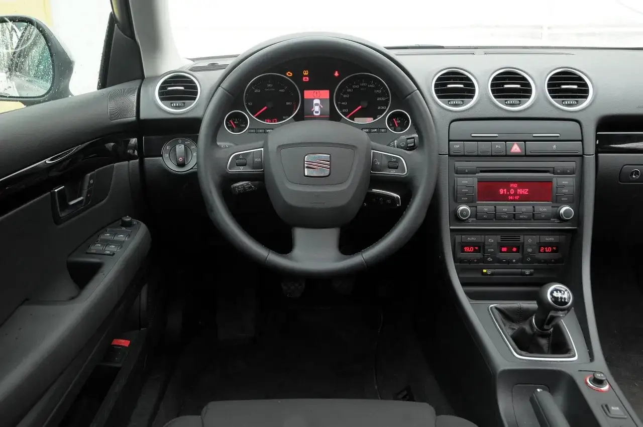 Wnętrze Seat Exeo 2.0 TDI: kierownica, deska rozdzielcza z radiem i klimatyzacją, dźwignia zmiany biegów.