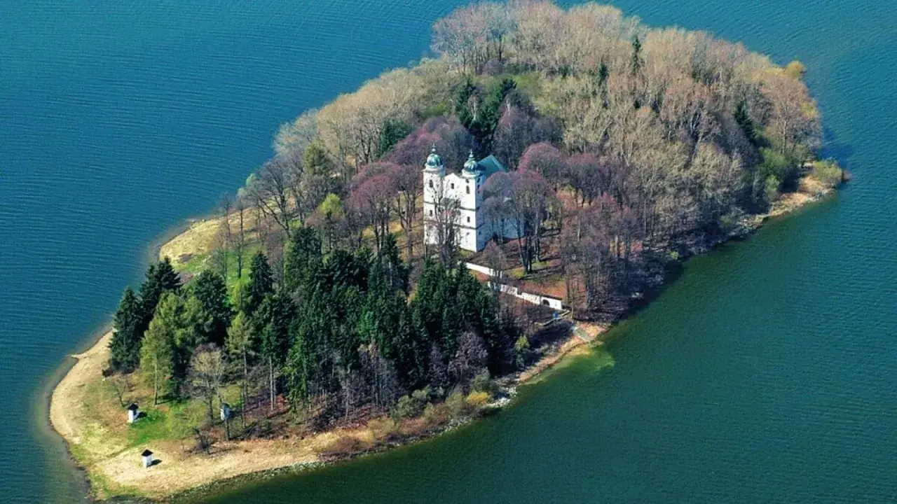 Slanická Wyspa Sztuki kościół Jezioro Orawskie