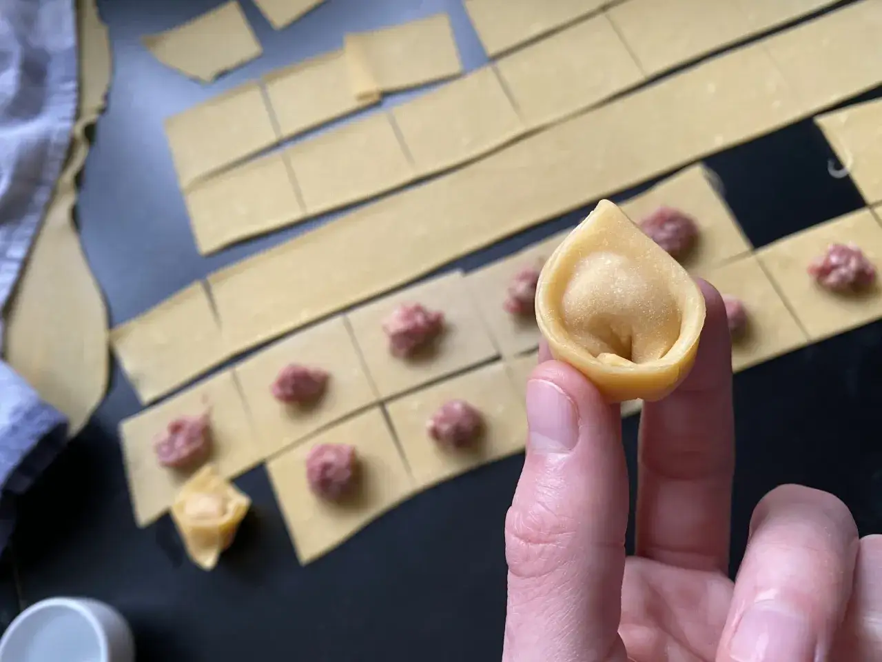 Domowe tortellini na stole, świeże składniki