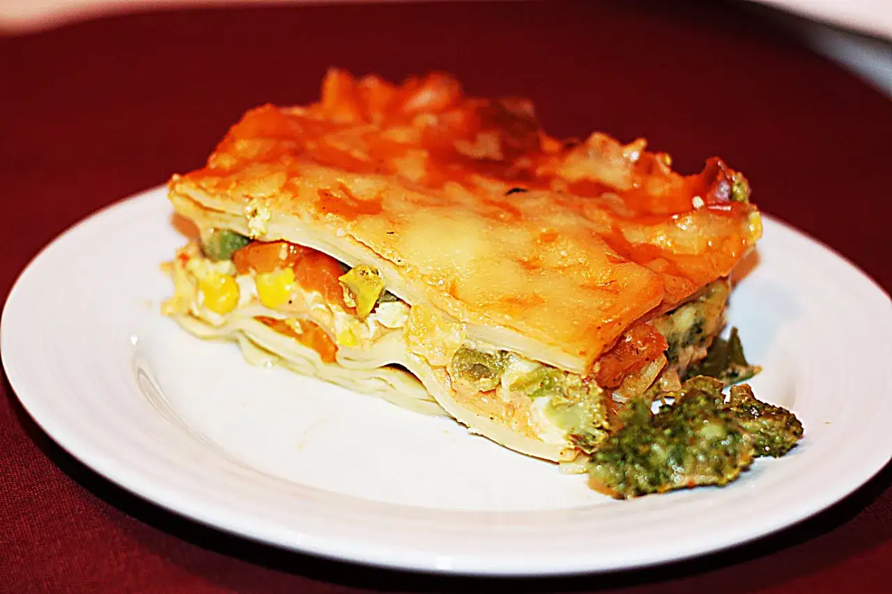 Pyszne lasagne z warzywami, z brokułami, kukurydzą i papryką, zapieczone pod złotym serem.