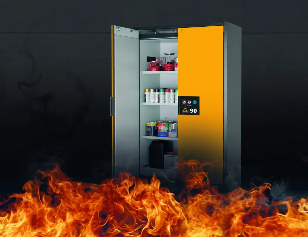 Sicherer Schrank f&uuml;r Gefahrstoffe lagern, gesch&uuml;tzt vor Flammen.