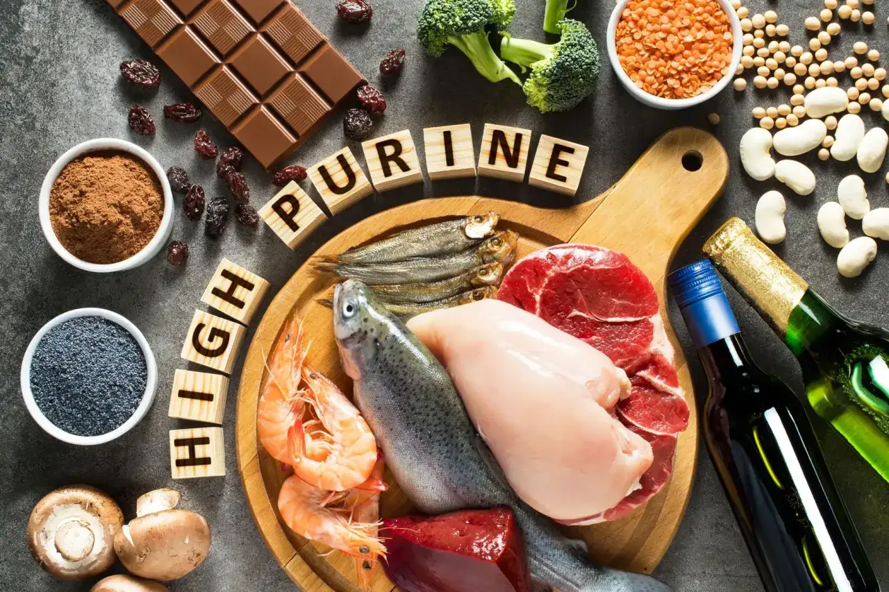 Produkty bogate w puryny, jak mięso, ryby, czekolada, alkohol. Jak obniżyć kwas moczowy? Unikaj tych produktów.