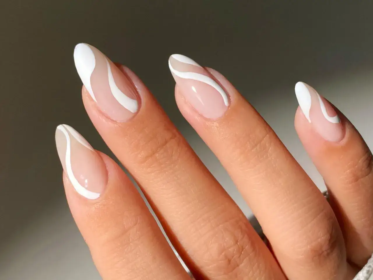 Delikatne, migdałowe paznokcie z białymi, falistymi wzorami. To zdecydowanie najmodniejsze paznokcie tego sezonu!