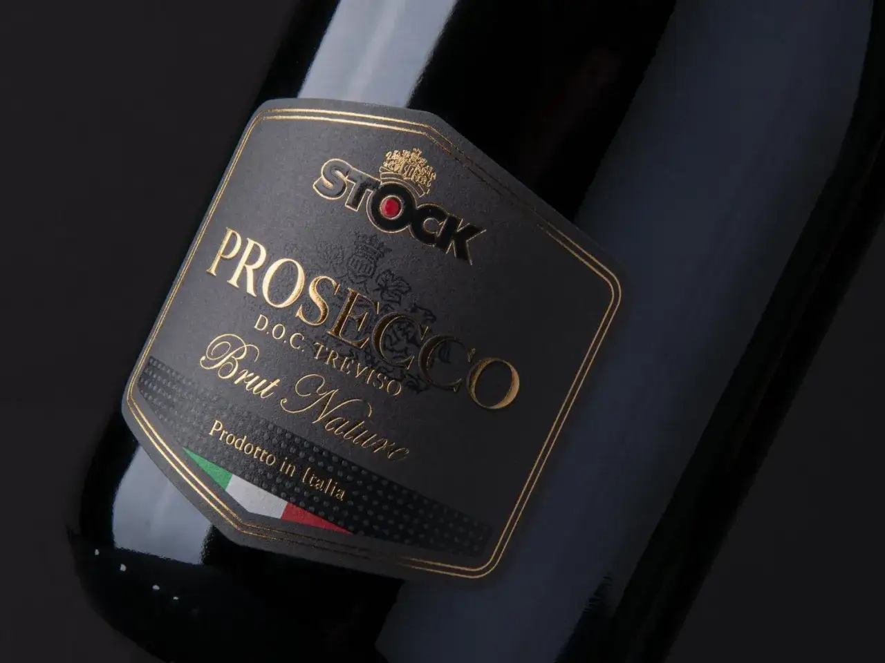 Elegancka butelka oryginalnego prosecco Stock D.O.C. Treviso Brut Nature, z włoską flagą na etykiecie.