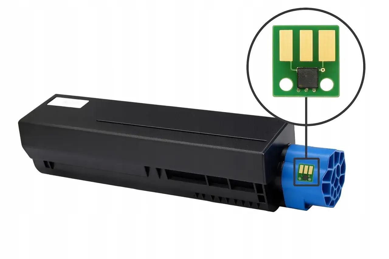 Czarny toner OKI MB472 z widocznym chipem, kt&oacute;ry zapewnia prawidłowe działanie drukarki.
