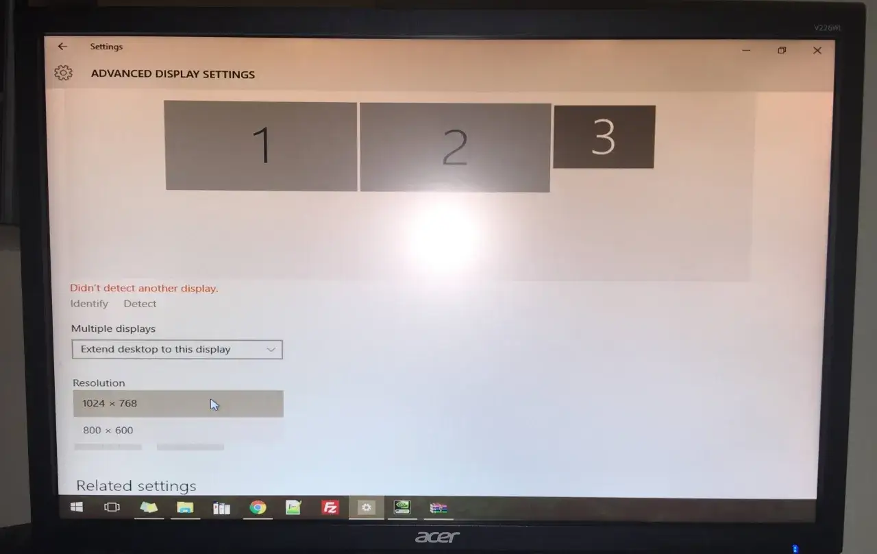 Configuraci&oacute;n de pantalla avanzada, mostrando tres monitores. Se est&aacute; utilizando una utilidad de resoluci&oacute;n personalizada para ajustar la pantalla 1 a 1024x768.