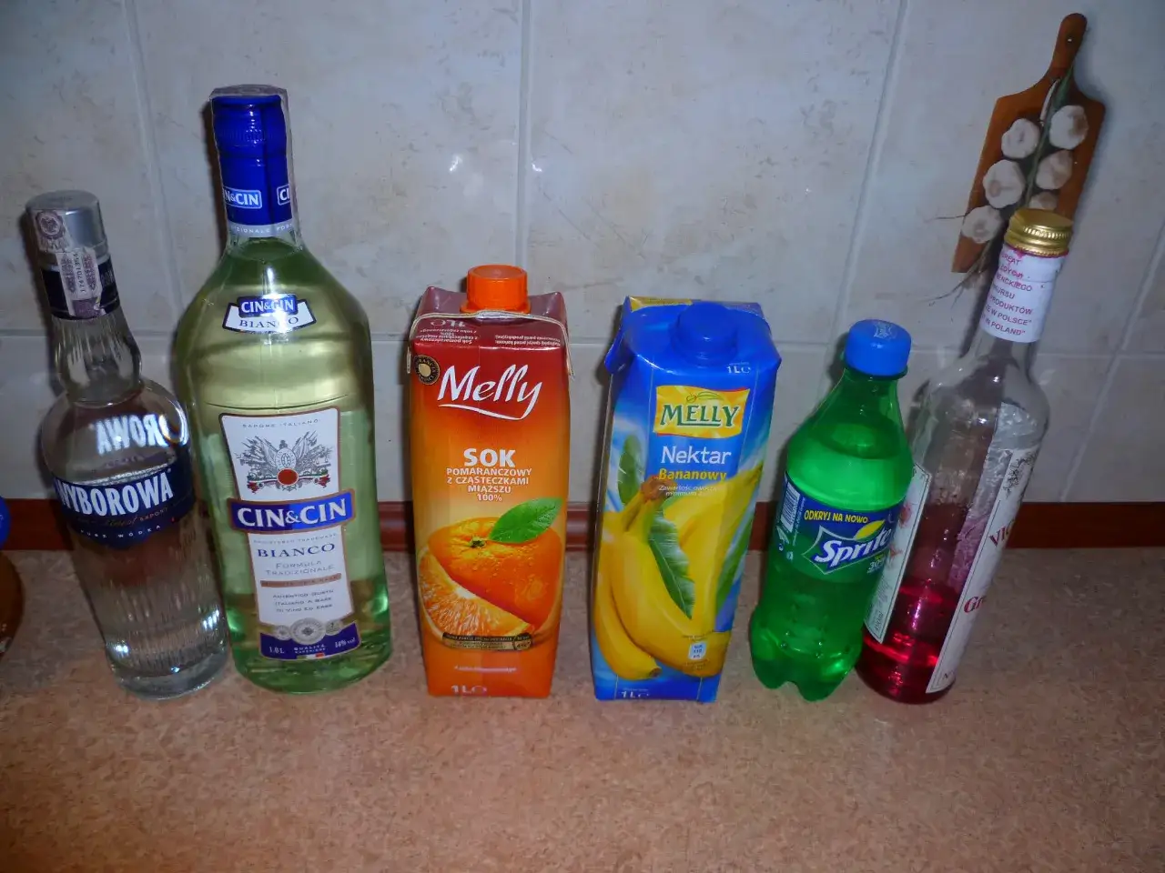 Butelka Cin Cin Bianco, sok pomarańczowy, nektar bananowy, Sprite i wódka na domowe drinki.