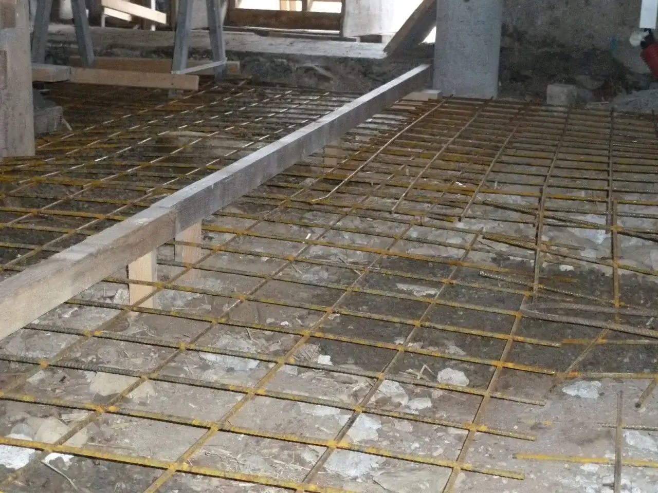 Grillage métallique posé sur le sol, prêt pour le coulage du béton. L'épaisseur dalle béton garage sera déterminée par la suite.