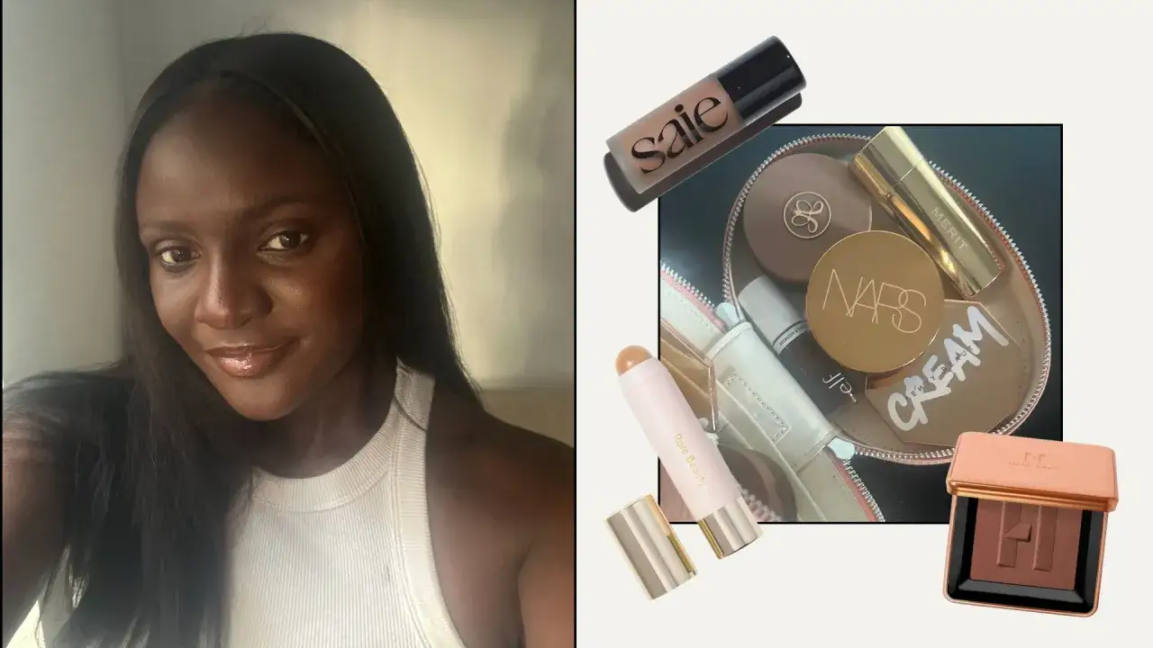 En kvinna med mörk hy poserar bredvid en samling sminkprodukter, inklusive en kall bronzer.