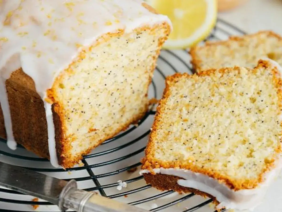 Delicioso budín de limón con glaseado blanco y semillas de amapola, listo para disfrutar.
