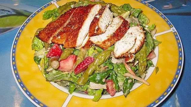 Erdbeersalat mit Spargel H&auml;hnchen Burrata