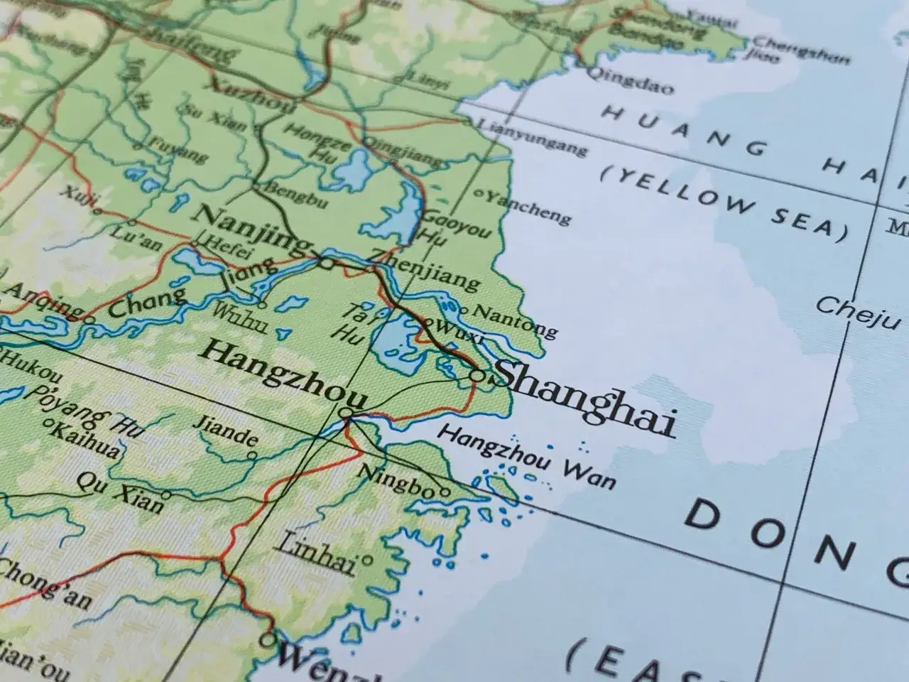 Mapa pokazuje, gdzie leży Szanghaj, w pobliżu Hangzhou i Morza Wschodniochińskiego.