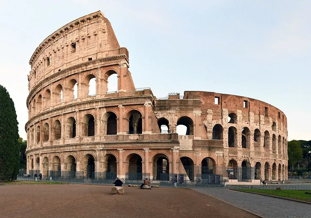 Il Colosseo, testimone di quando è stato costruito il Colosseo, si erge maestoso con le sue arcate antiche.