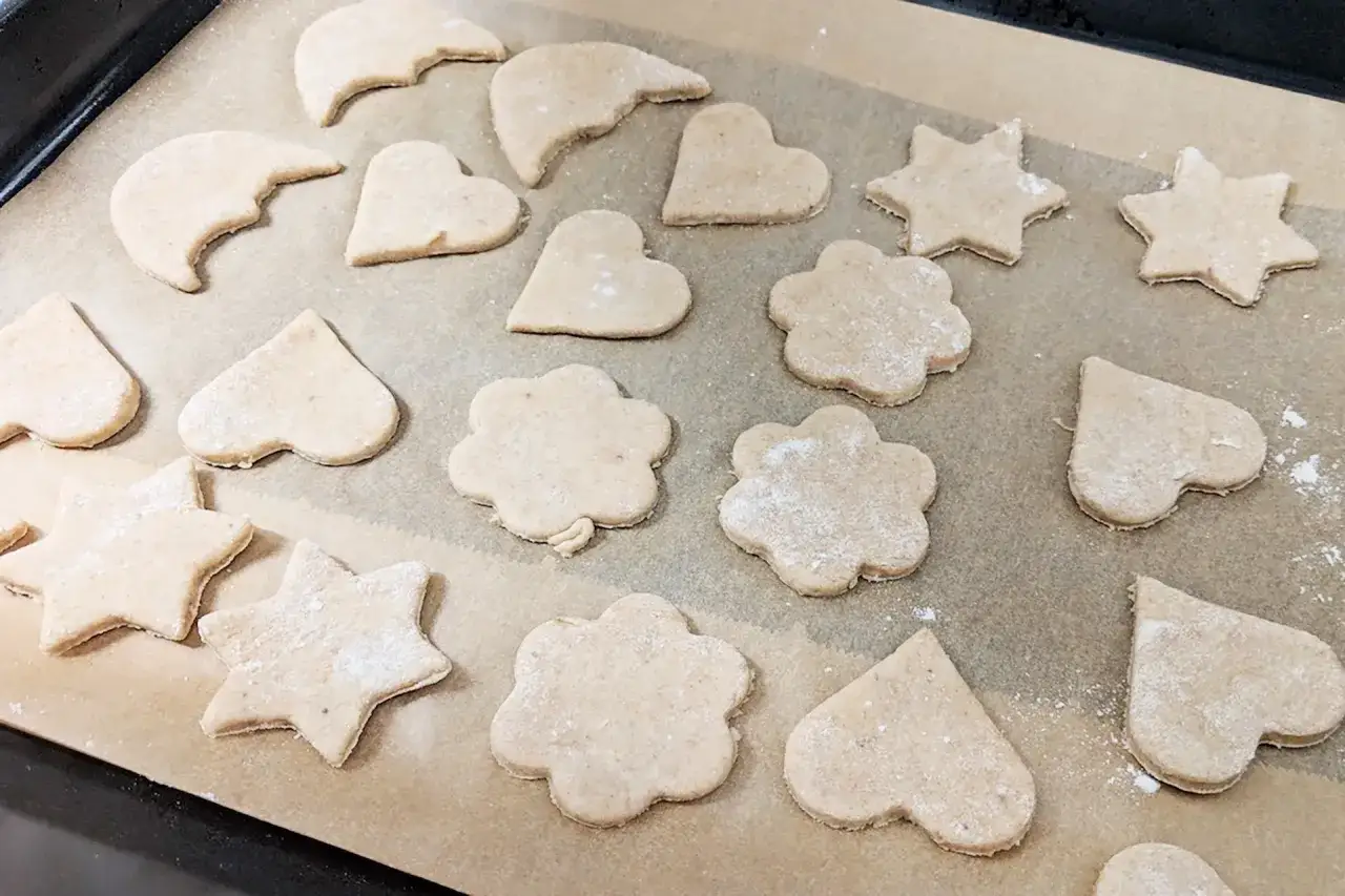 Herzförmige und sternförmige Kekse, bereit zum Backen für Babys ab 6 Monaten.
