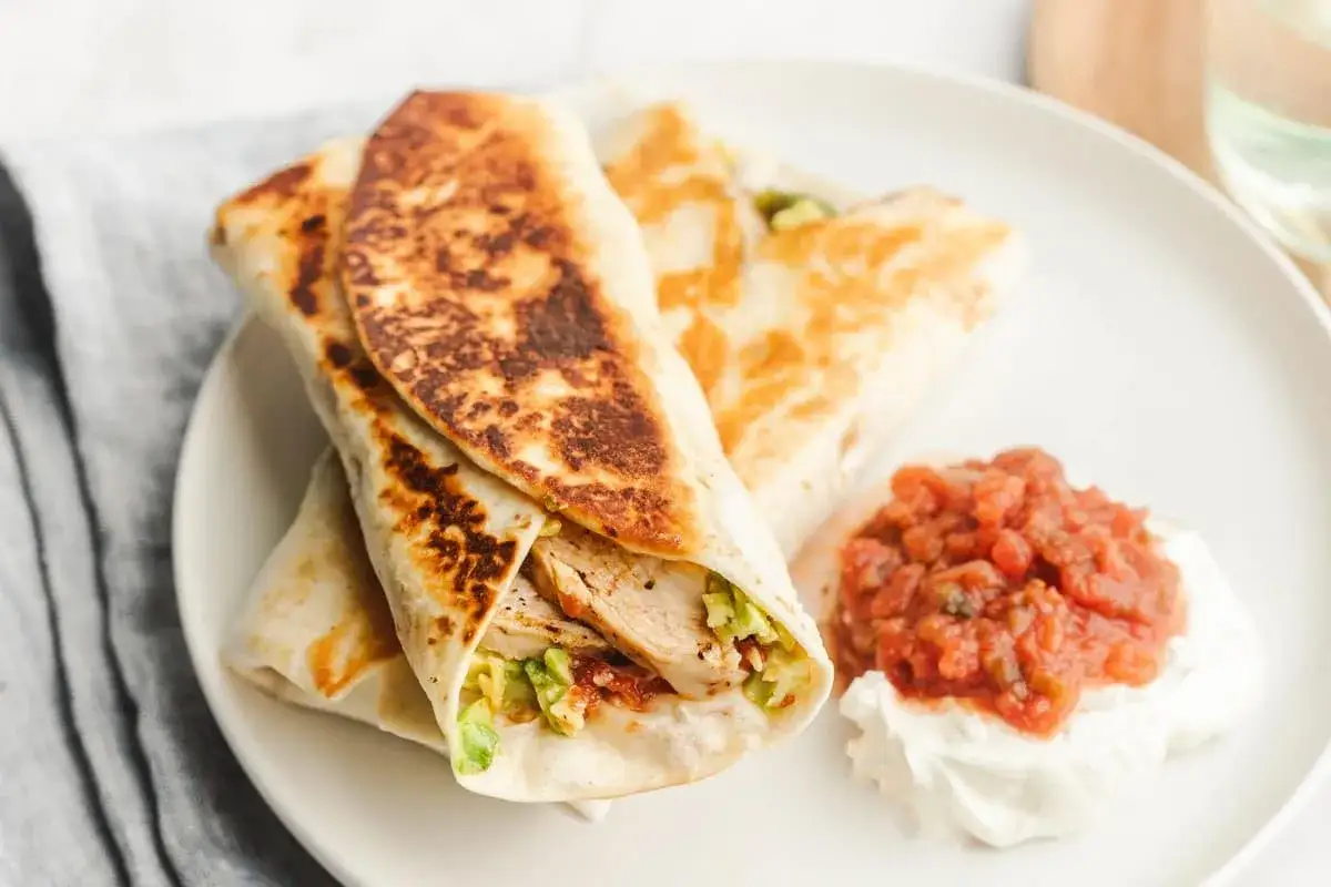 Pyszny keto wrap z kurczakiem i awokado, idealny na szybki obiad. Wypróbuj ten przepis na keto wrap!
