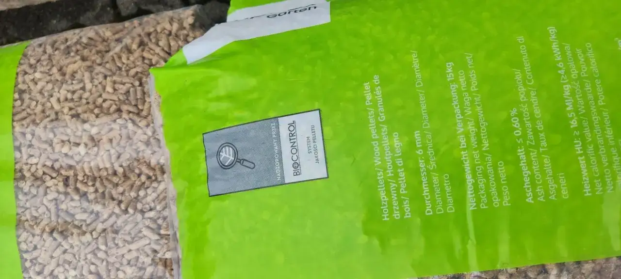 Worek z pelletem drzewnym, z etykietą 