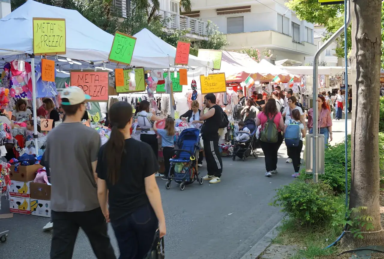 Fiera di San Ciriaco con bancarelle di abbigliamento e cartelli