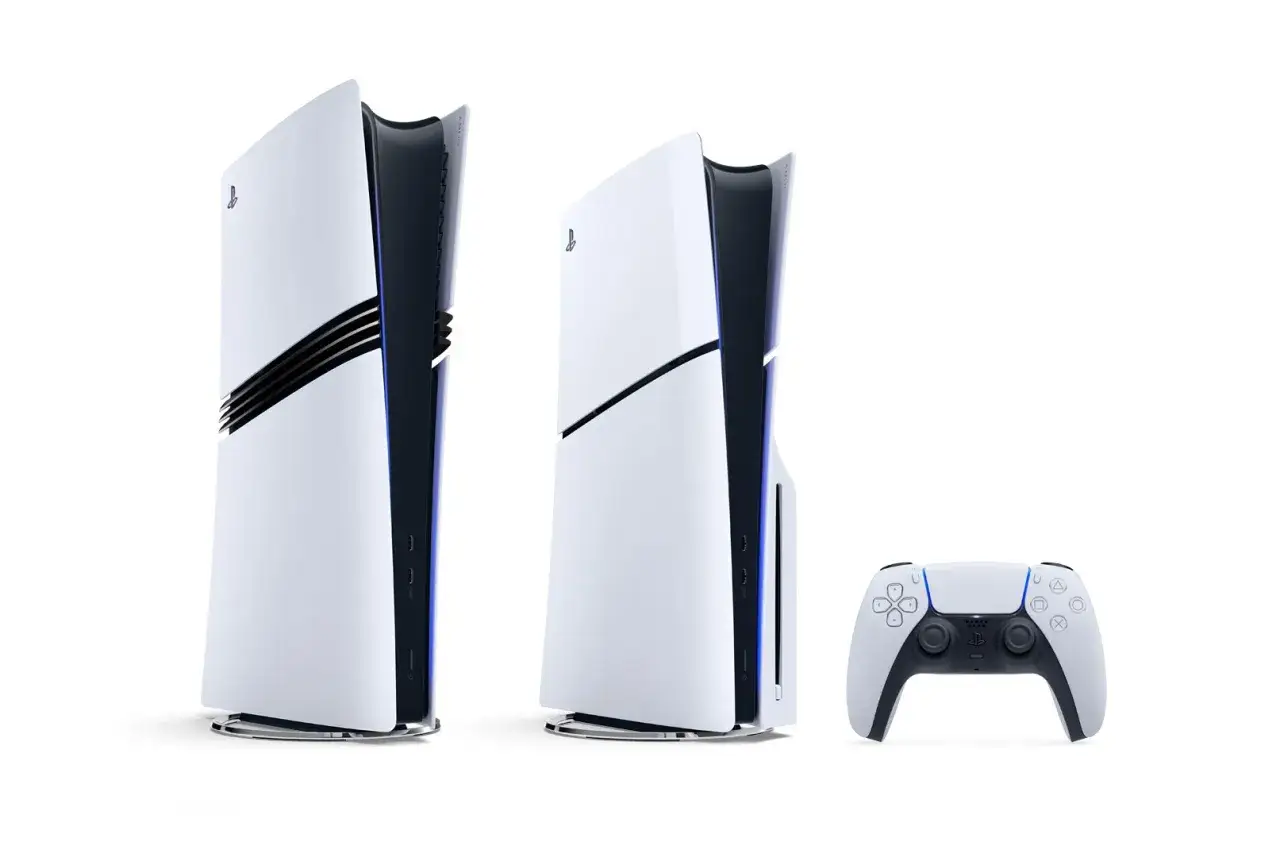Dwie konsole PlayStation 5 i kontroler DualSense. Czy to PS5 vs PS5 Pro?