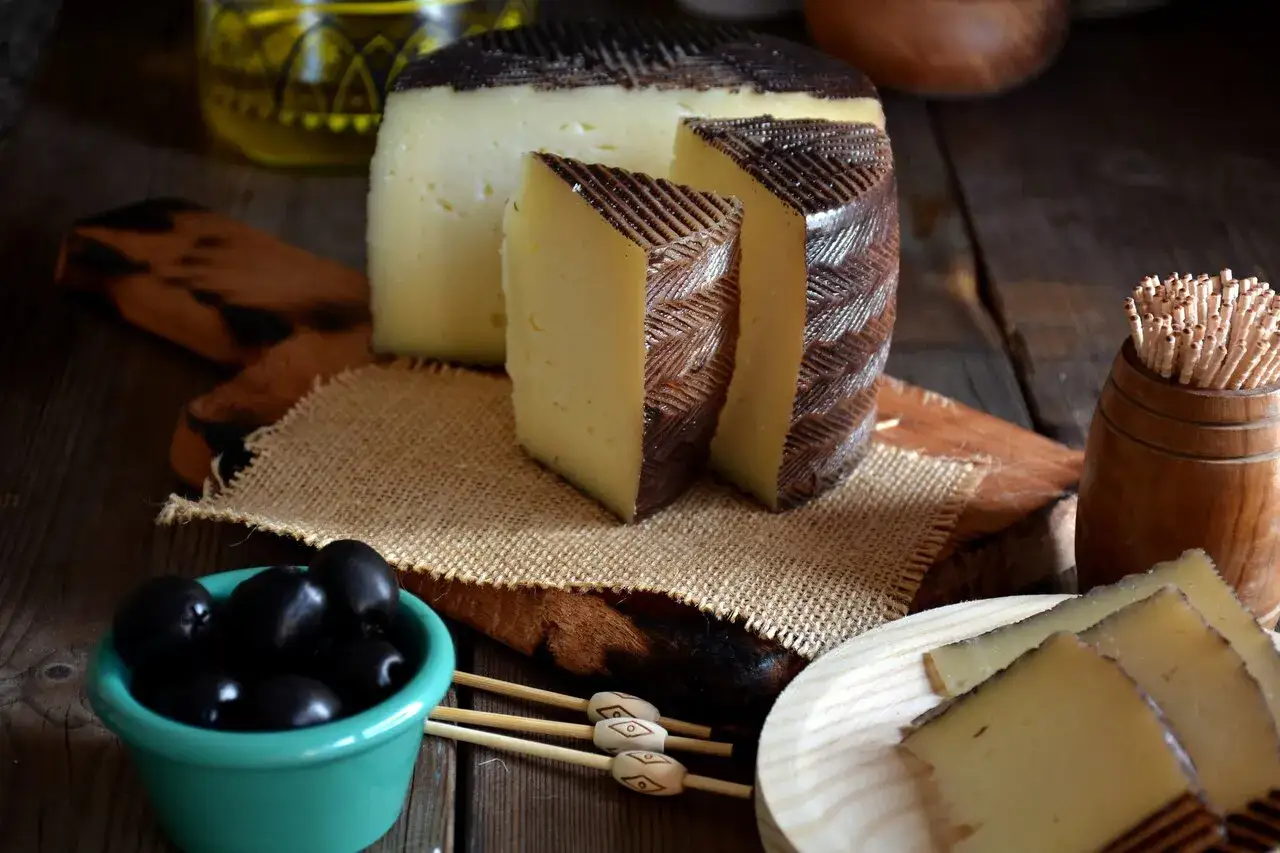 Ser Manchego na desce serów, widok na Hiszpanię La Mancha