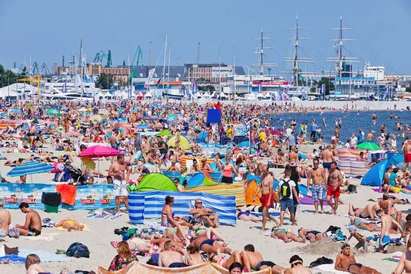 Polskie morze lato plaża zatłoczone