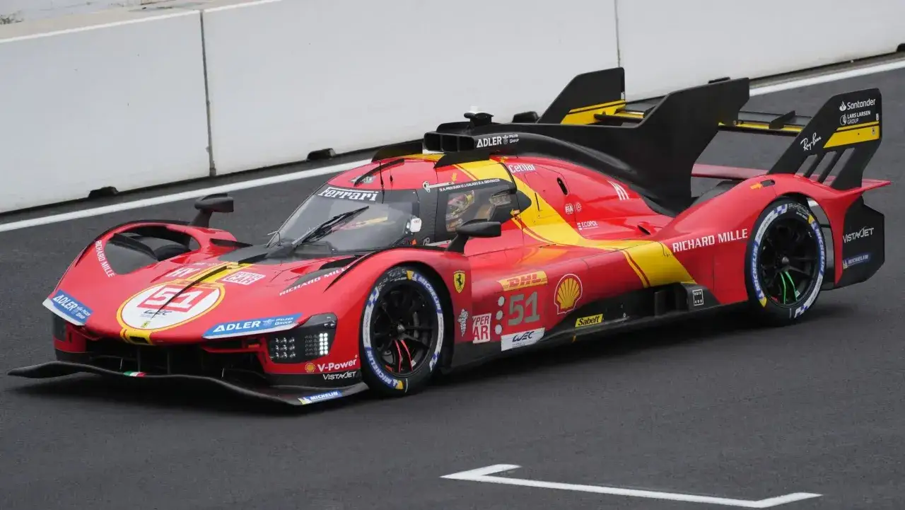 Ferrari Hypercar mit Startnummer 51 auf der Rennstrecke, bereit f&uuml;r das 24-Stunden-Rennen von Le Mans.