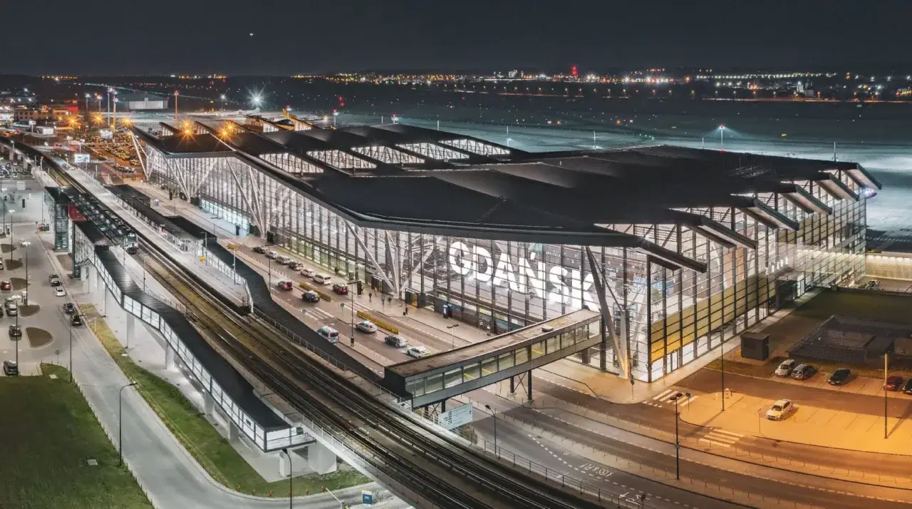 Nocny widok na nowoczesny terminal lotniska w Gdańsku. Litery