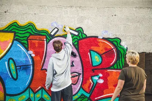 Graffiti Künstler bei der Arbeit