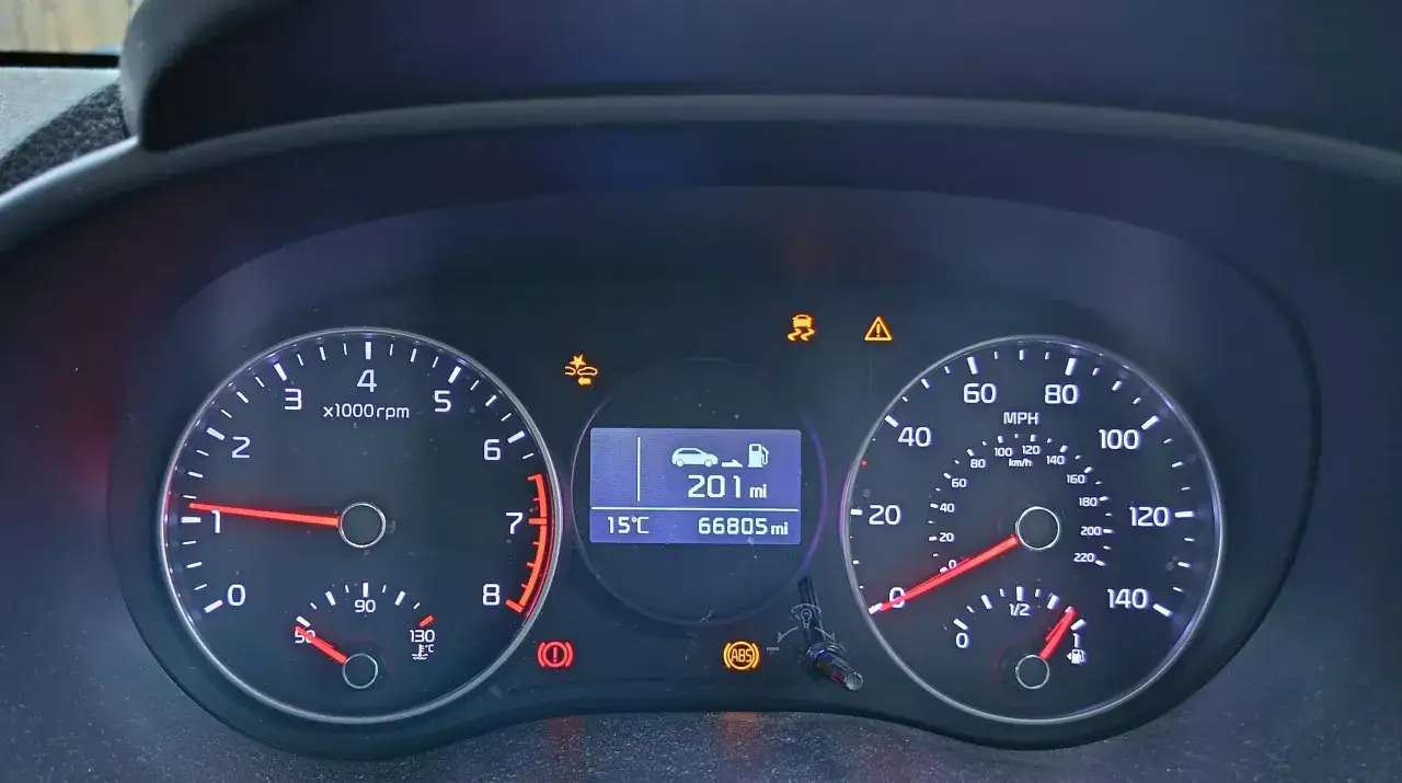 Cruscotto Kia Picanto con spie accese: controllo stabilità, ABS, freno a mano e possibile problema motore. 66805 km.