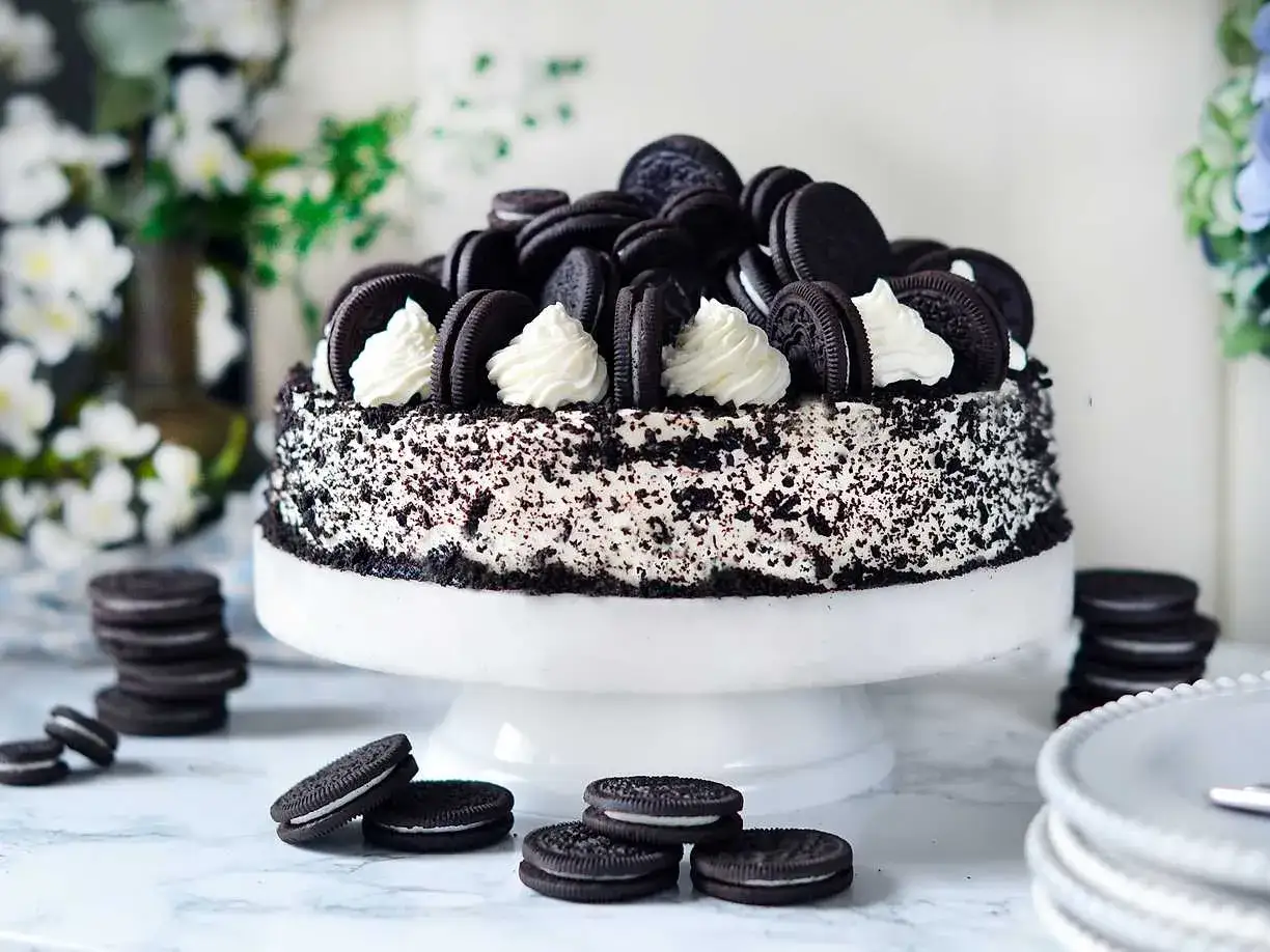En imponerande oreo t&aring;rta, t&auml;ckt med krossade kakor och dekorerad med hela oreos och fluffig gr&auml;dde. Perfekt f&ouml;r alla kak&auml;lskare!